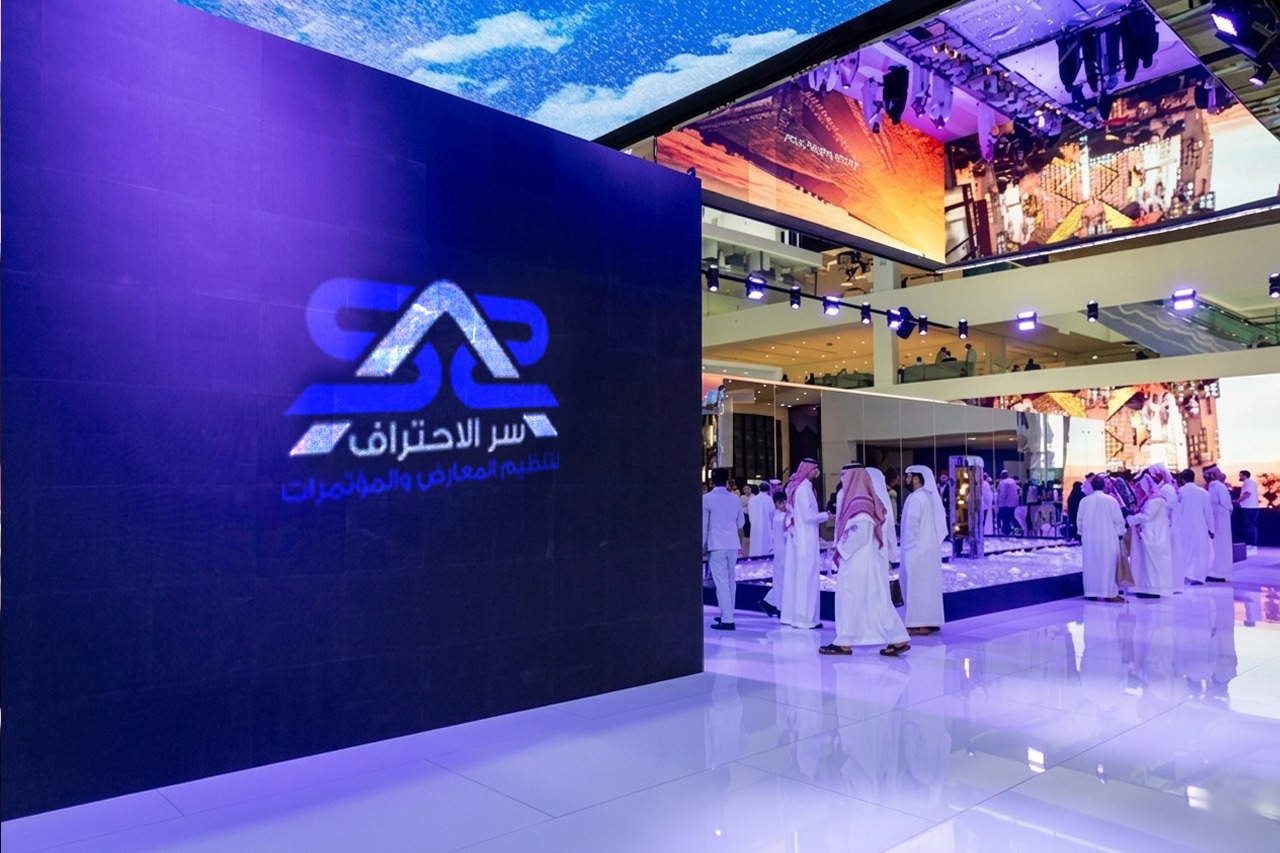 جناح معرض يحمل شعار سر الاحتراف